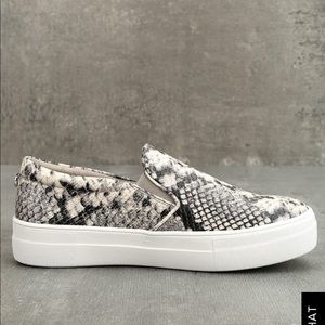 ISO STEVE MADDEN GILLS SLIP ONS